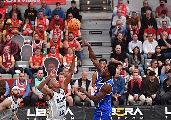 Devontae Cacok luchando por la posesión.