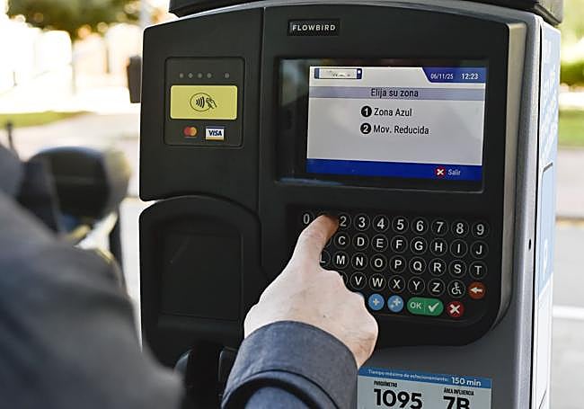 Un usuario saca un tique de movilidad reducida.