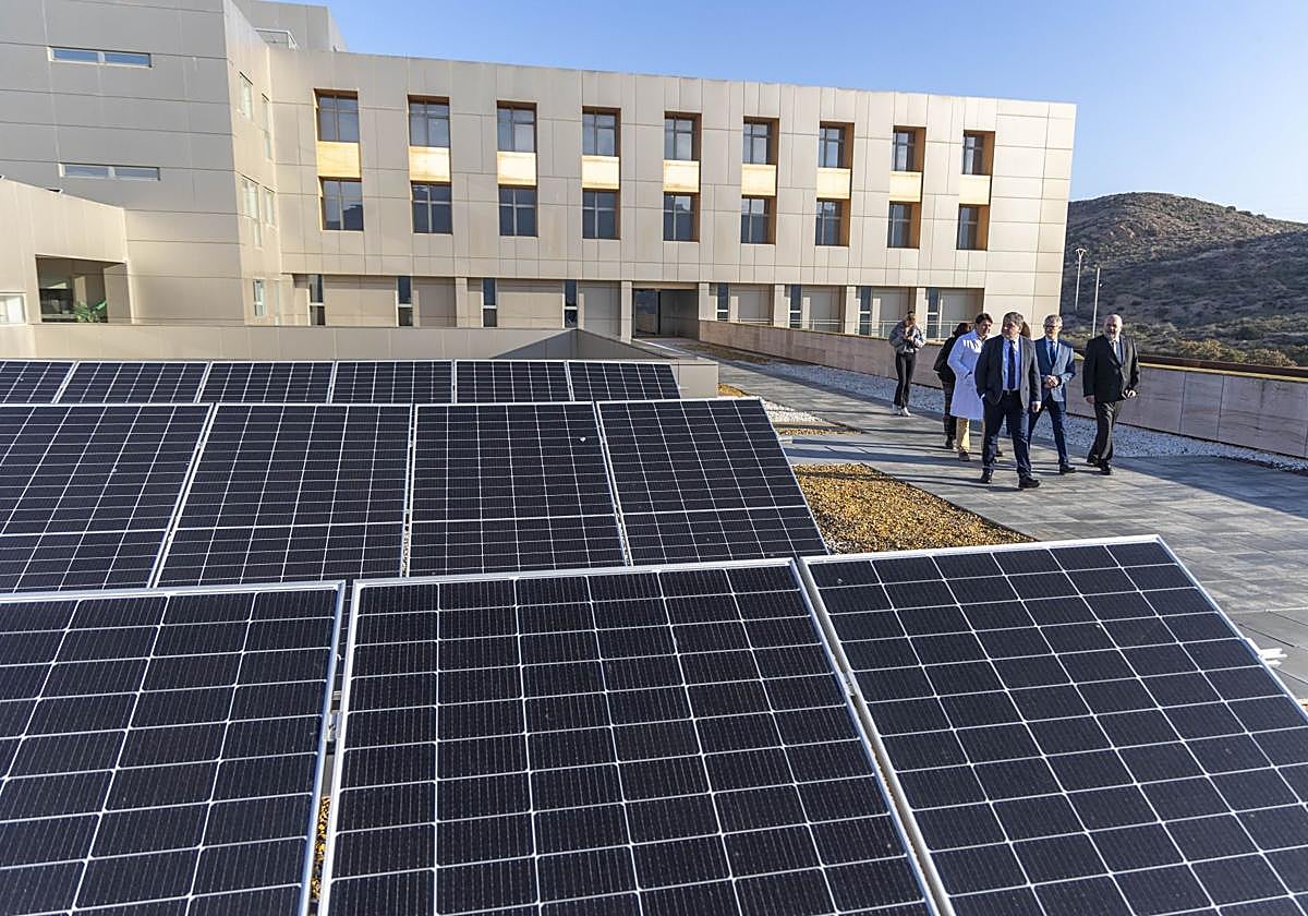 Imagen de archivo de las placas solares del hospital Santa Lucía.