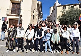 El Bando Moro en la Cuesta de la Cruz durante el pasacalles del primer Alarde.