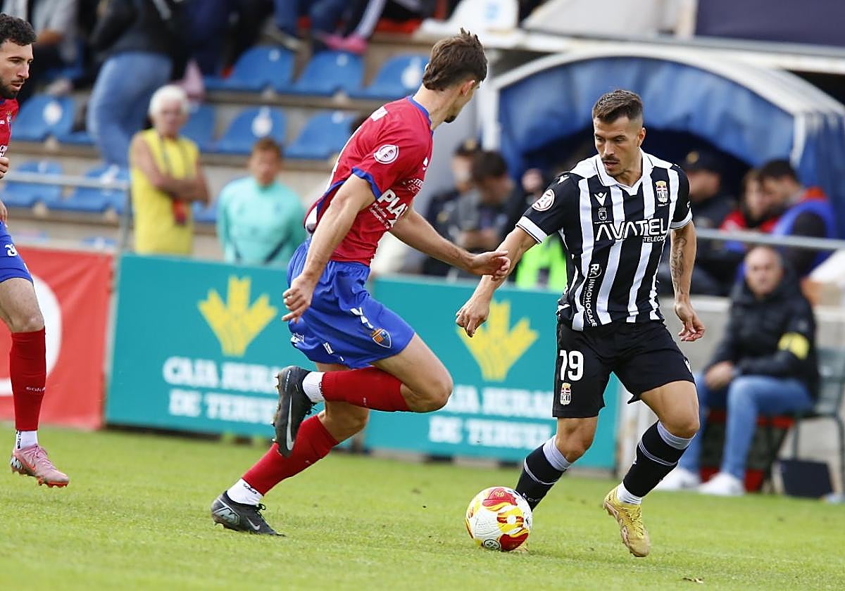 Chiki, autor del tanto de la victoria, encara a Van Rijn, central del Teruel.