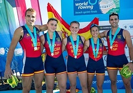 María Ángeles Macián, segunda por la izquierda, junto a sus compañeros que han sido segundos del mundo.