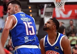 Cate y DeJulius, casi en trance, durante elpartido ante el Manresa.