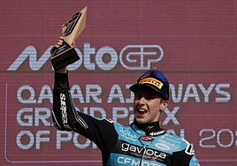 Máximo Quiles, exultante, en lo alto del podio del Gran Premio de Portugal.