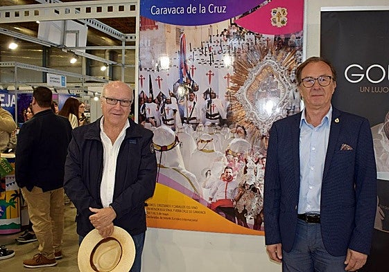José Juan González y Alfonso Fernández en el stand de EXPOFIESTA dedicado a las fiestas de Moros y Cristianos de la Región de Murcia