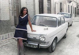 Carmencita, sentada en el capó de un coche a finales de los años 60.