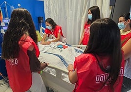 Cuatro de las voluntarias del proyecto con uno de los pacientes en el hospital Santa Lucía.