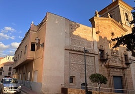 Iglesia de San Lázaro, con sus salones parroquiales en uno de sus laterales.