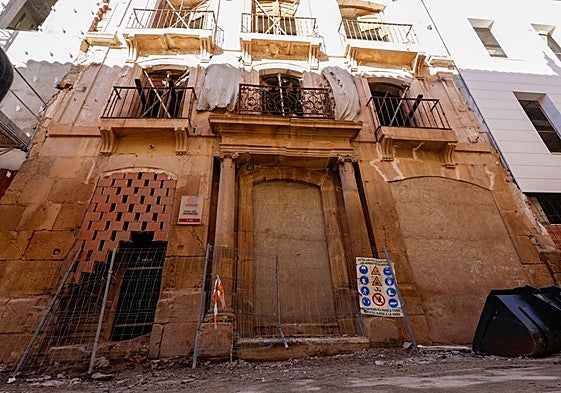 Fachada de la Casa del Inquisidor, libre de andamios y a la espera de ser restaurada.