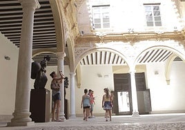Turistas, en el patio porticado del Palacio Guevara de Lorca.