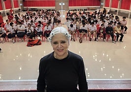 La titiritera Paca García y, al fondo, alumnos de una escuela tailandesa.