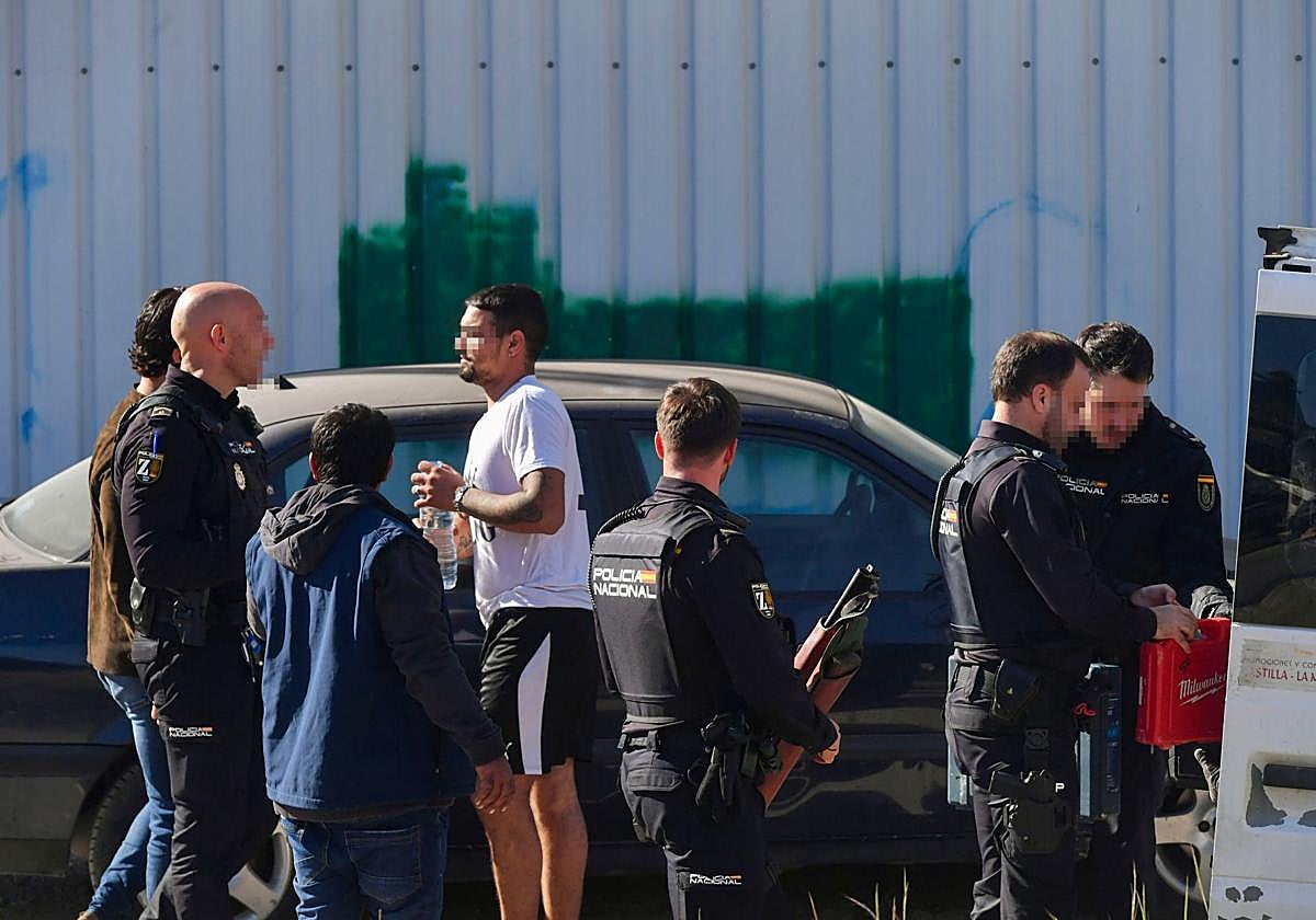 Policías nacionales durante el registro de una vivienda en la pedanía murciana de Patiño.