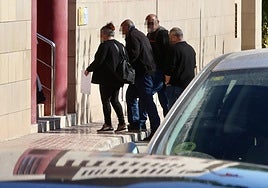 Los padres y otros familiares de la víctima entrando este lunes a declarar en el juzgado de Totana.