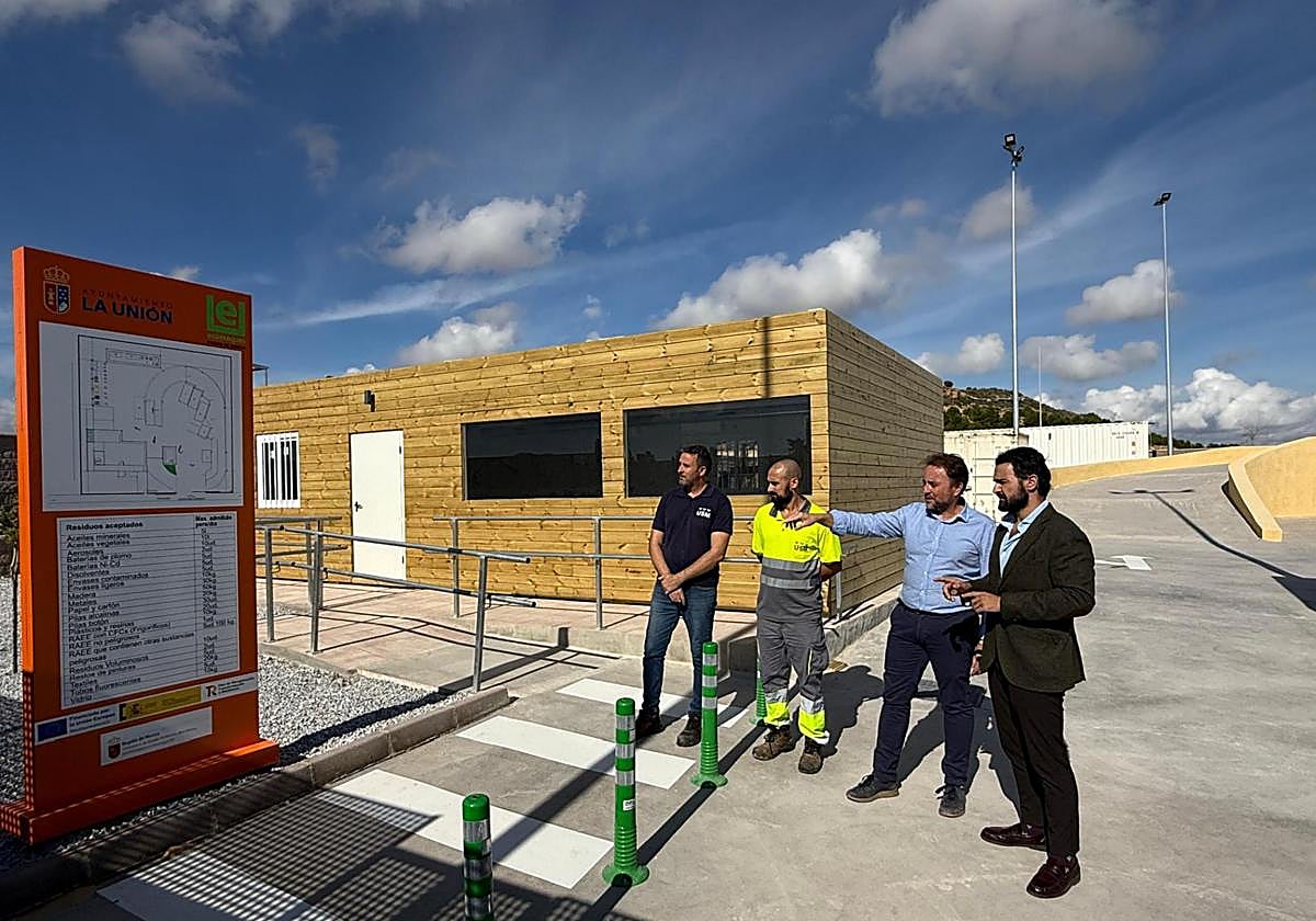 El alcalde, Joaquín Zapata (1 derecha), con trabajadores de la empresa municipal USM, en el ecoparque
