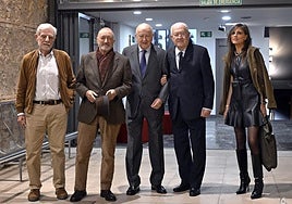 Julio Mínguez, Arturo Pérez-Reverte, Carlos Egea Krauel, Juan José Armas Marcelo y María José Solano, este lunes en Las Claras.