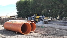Maquinaria pesada trabaja en la construcción del colector sur de saneamiento junto al camino Cañaveral, en la pedanía de Campillo.