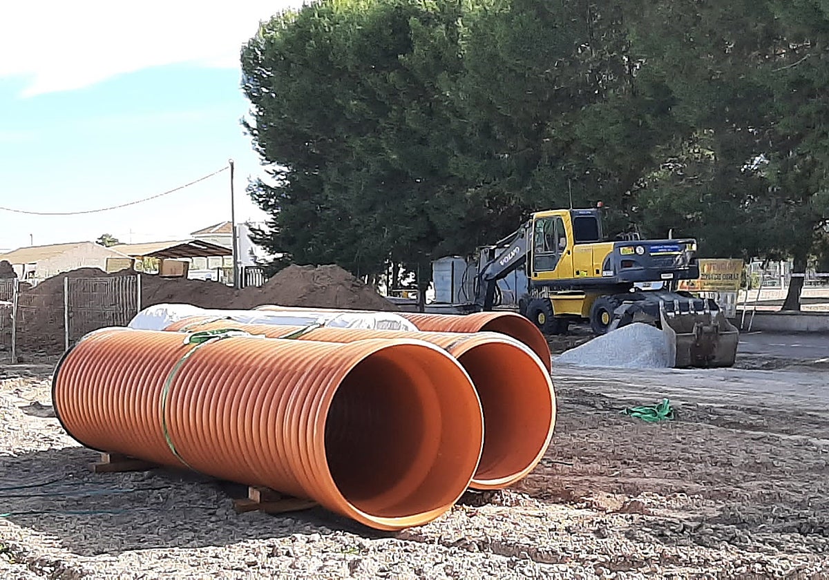 Maquinaria pesada trabaja en la construcción del colector sur de saneamiento junto al camino Cañaveral, en la pedanía de Campillo.