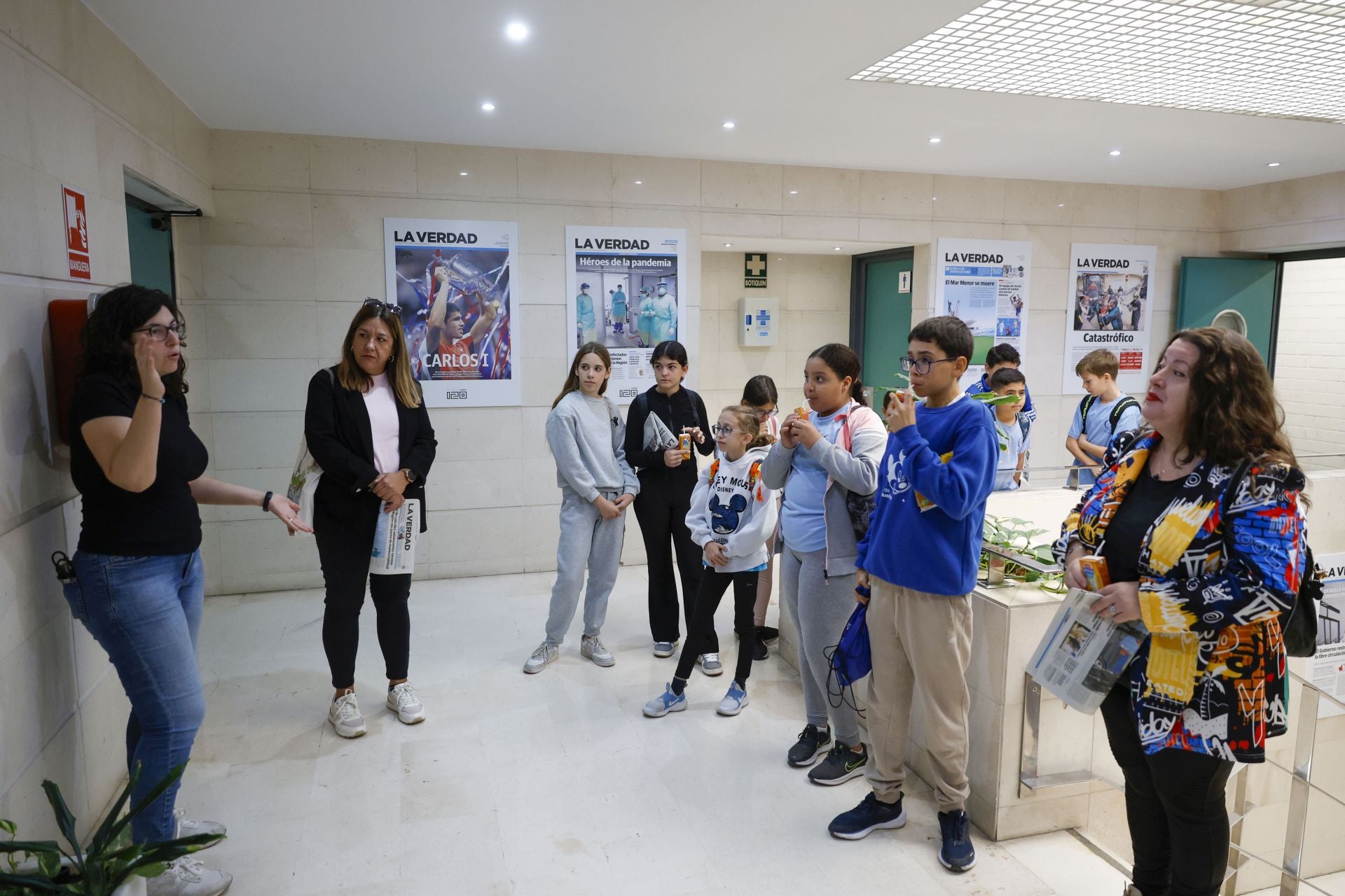 Visita del colegio Juan XXIII de Las Lumbreras, en Monteagudo, a LA VERDAD