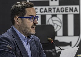 Belmonte lee un discurso en su última comparecencia pública, el 4 de febrero de 2025.