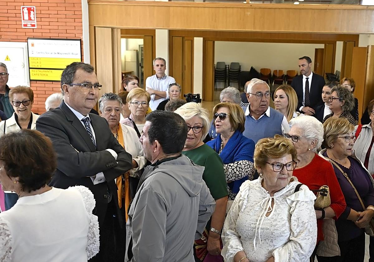El alcalde, José Ballesta, inaugura el centro de mayores de El Bojar.