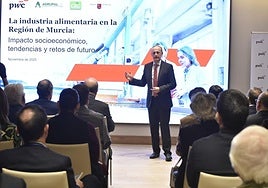 El director de PwC en la Región de Murcia, Javier Celdrán, este lunes, durante la presentación de los datos del informe.