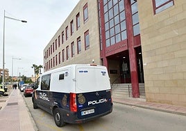 Imagen de archivo de un furgón de la Policía a las puertas del juzgado de Totana.