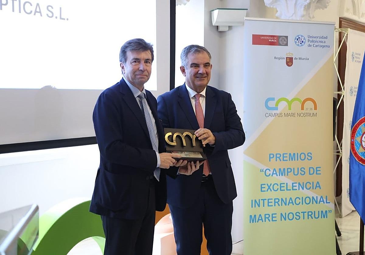 El consejero Juan María Vázquez entrega al director de Vóptica, Pablo Artal, uno de los Premios Empresariales 'Campus Mare Nostrum 2025'.