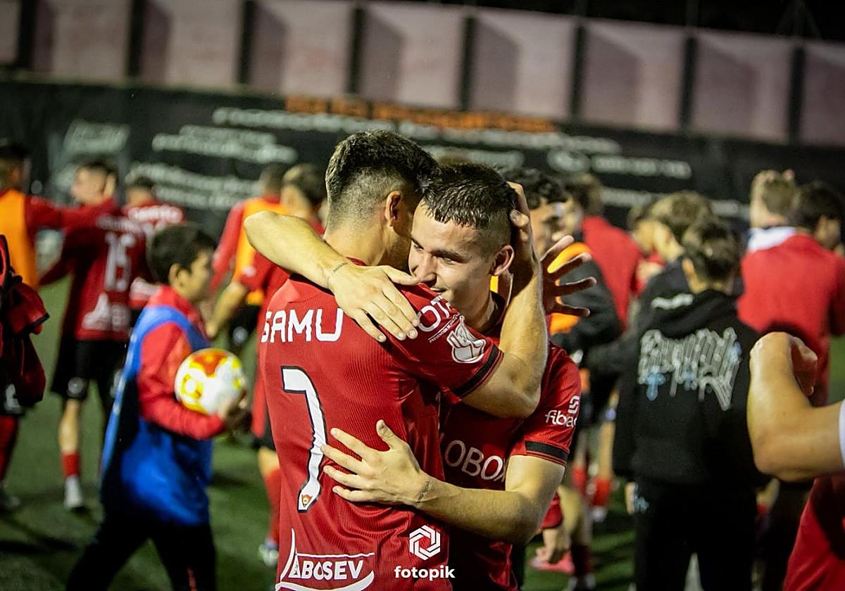 Samu y Rafa Ortiz se abrazan tras eliminar al Córdoba.