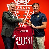 Felipe Moreno y Pedro Asensio, tras firmar la renovación.