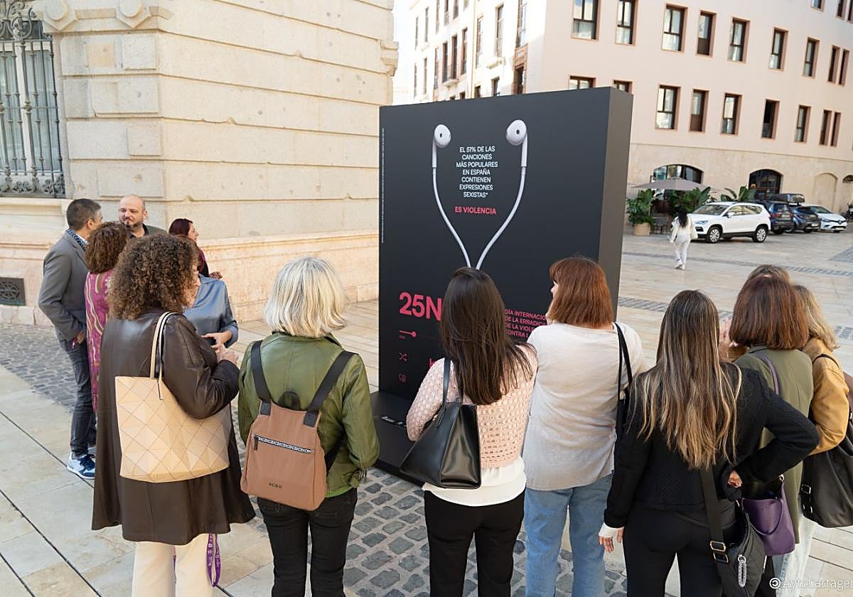 El equipo del CAVI, frente al cartel de este año para el 25N.