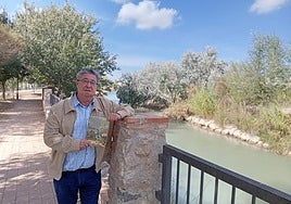 Francisco Salmerón, con su libro en la mano, en un paseo junto al río Segura en Cieza.