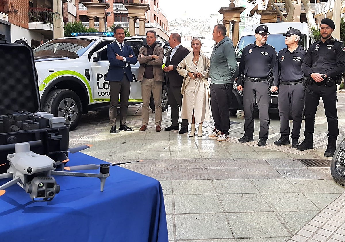 El consejero, el alcalde, otras autoridades y mandos de la Policía Local en la presentación de los nuevos vehículos y drones.