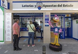 Varias personas esperan su turno para comprar un décimo de Lotería, en una administración de San Pedro del Pinatar, en una foto de archivo.