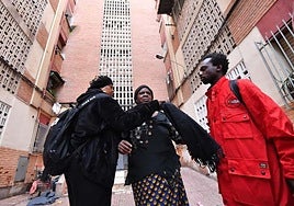 Maryam, en el centro, este miércoles, frente al edificio donde reside actualmente.