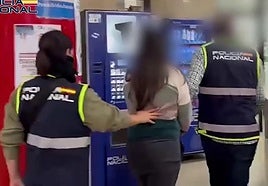 Dos agentes llevan a la detenida a dependencias policiales.
