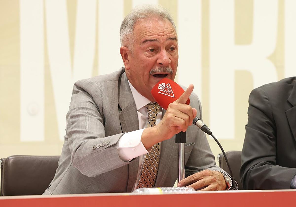 Felipe Moreno toma la palabra en una junta de accionistas del Real Murcia.