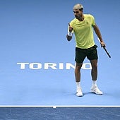 Carlitos levanta su dedo índice tras lograr un punto ante Fritz.