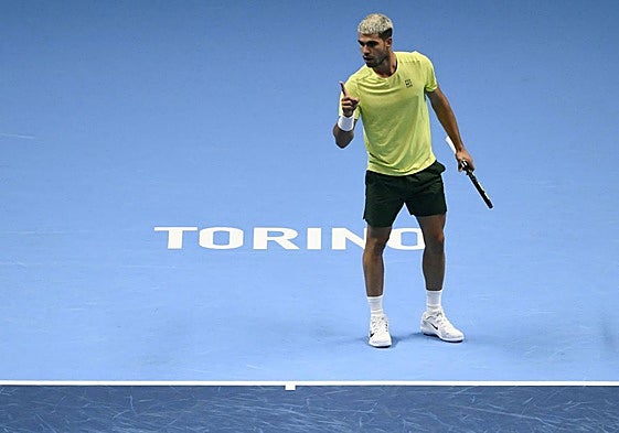 Carlitos levanta su dedo índice tras lograr un punto ante Fritz.