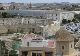 El Anfiteatro Romano y el pabellón de autopsias, junto al que se instalará la sala de visitantes.