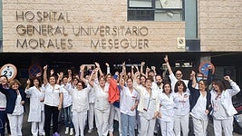 Técnicos santiraios protestan en el Morales Meseguer de Murcia este jueves.