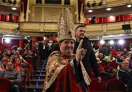 Un hombre disfrazado asiste en el Teatro Real de Madrid al sorteo de la Lotería de Navidad.