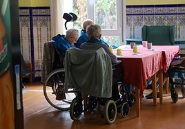 Personas dependientes en una residencia de mayores.