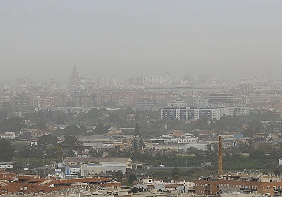 Panorámica de Murcia, este viernes, en la que se aprecia la calima y el polvo sahariano.