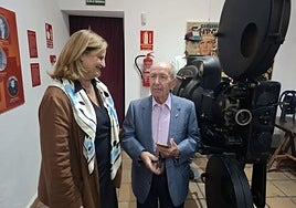 Paqui Terol y Rafael Guirao, junto a un proyector.