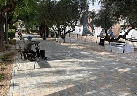 Un anciano, ayer, descansando en uno de los bancos.