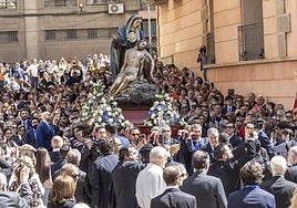La Piedad llevada a hombros, durante la procesión extraordinaria por su centenario.
