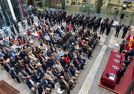 Los agentes con sus uniformes de gala, durante el acto que tuvo lugar este viernes para celebrar el día del patrón de la Policía Local.
