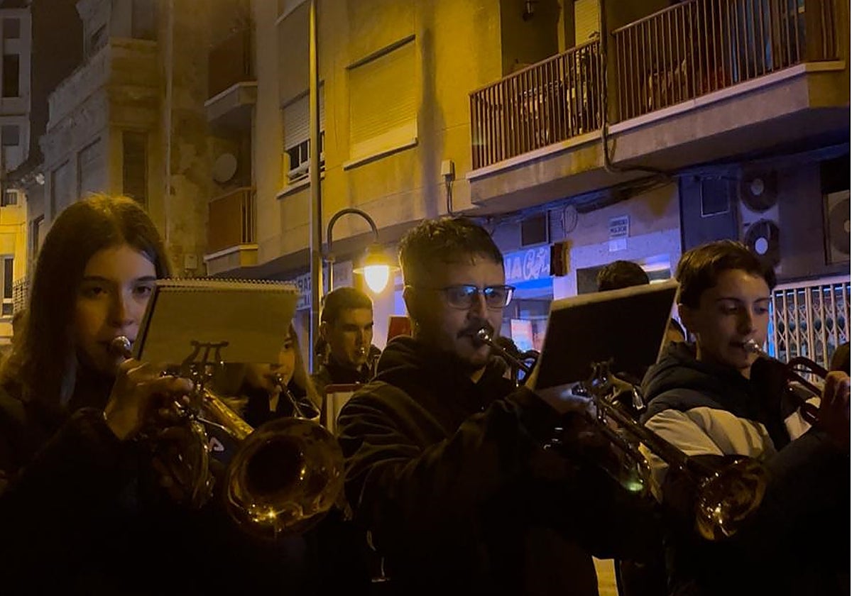 Miembros de la Agrupación Musical del Santísimo Cristo de la Sangre ensayan las marchas que interpretarán en la Magna.
