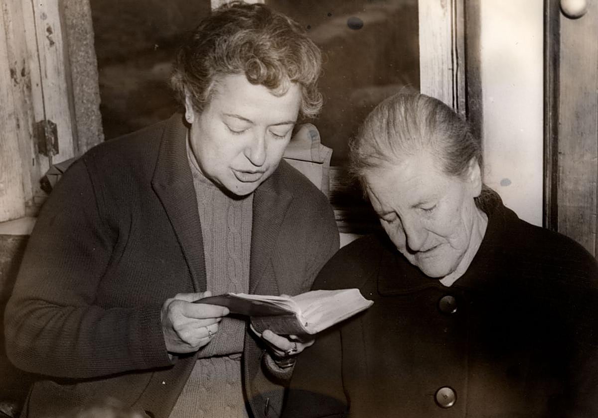 Carmen Conde leyendo a Francisca Sánchez del Pozo el poema que le dedicó Rubén Darío en Navalsauz, septiembre de 1957.