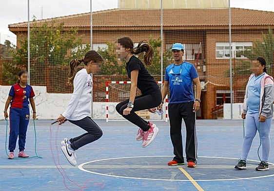 Alumnos del Juan XIII, de Las Lumbreras, en la pedania murciana de Monteagudo, en gimnasia.